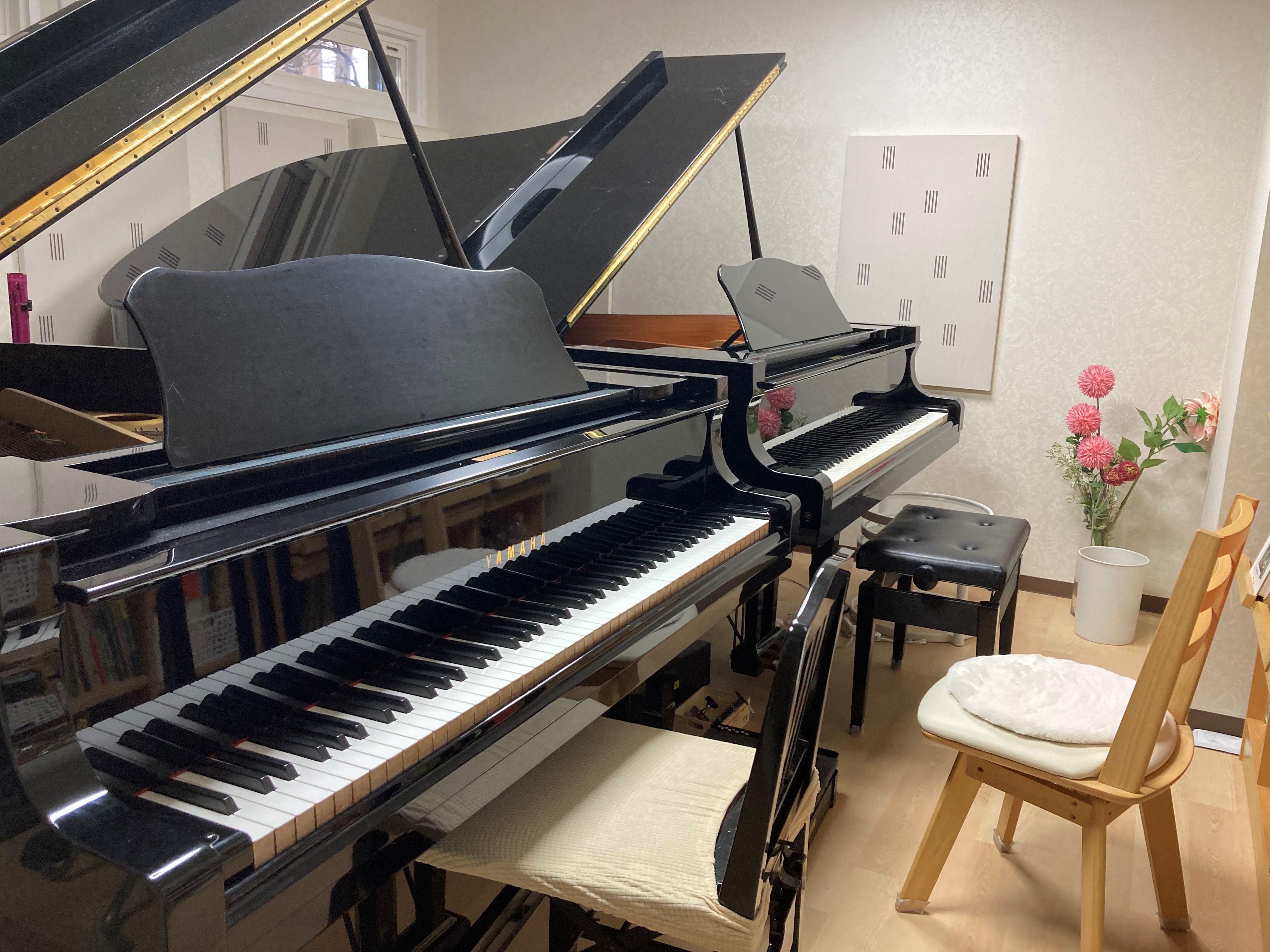 グランドピアノが2台 完全防音室 教室レンタルも行っております。