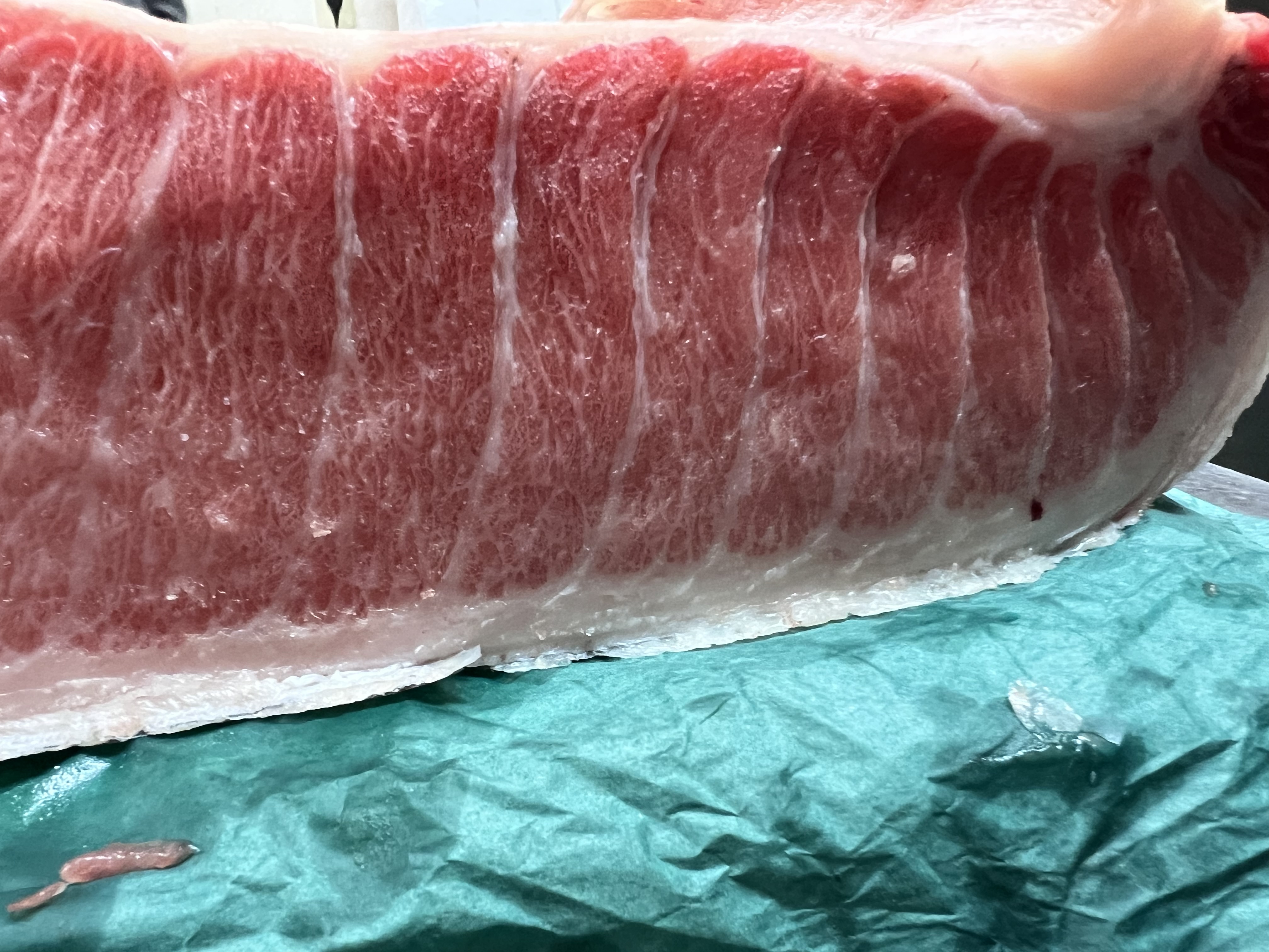 天然素材にこだわり酢飯を赤酢と白酢とネタに合わせて使い分けております!