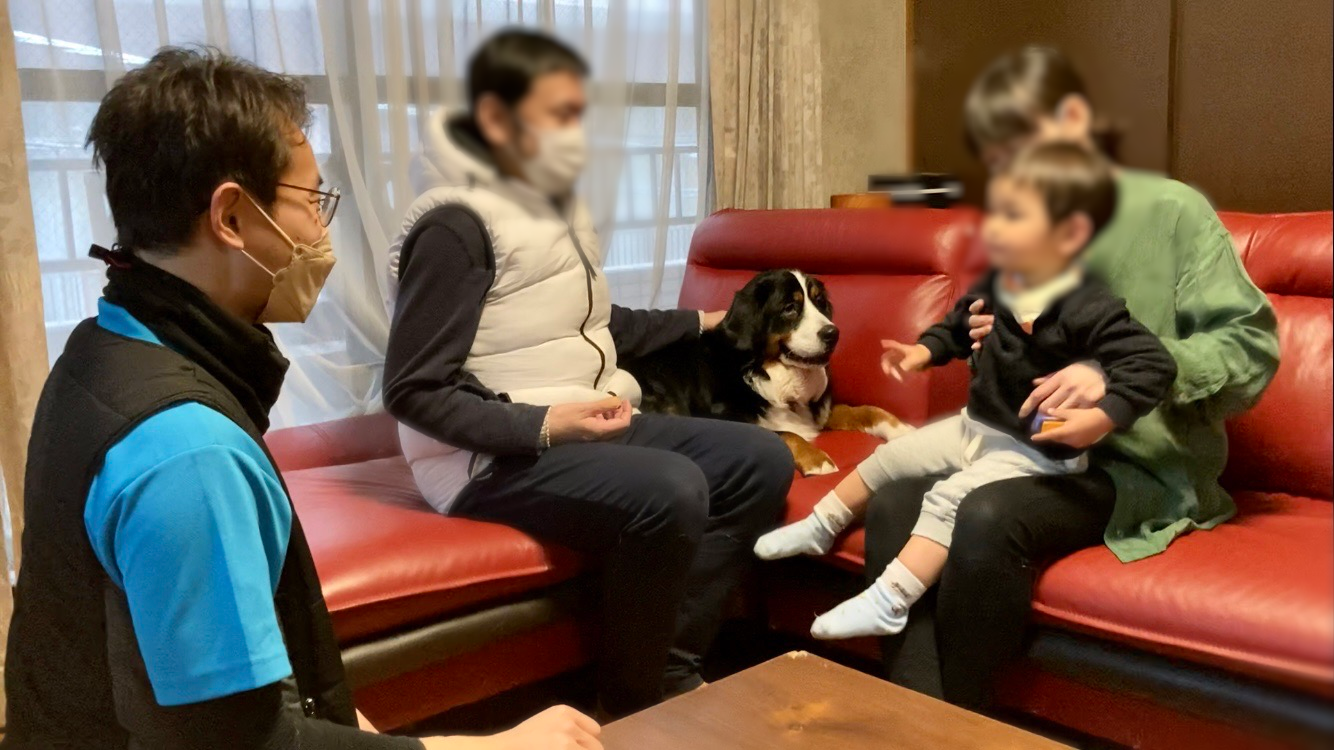 みんなに守られて穏やかなわんちゃん