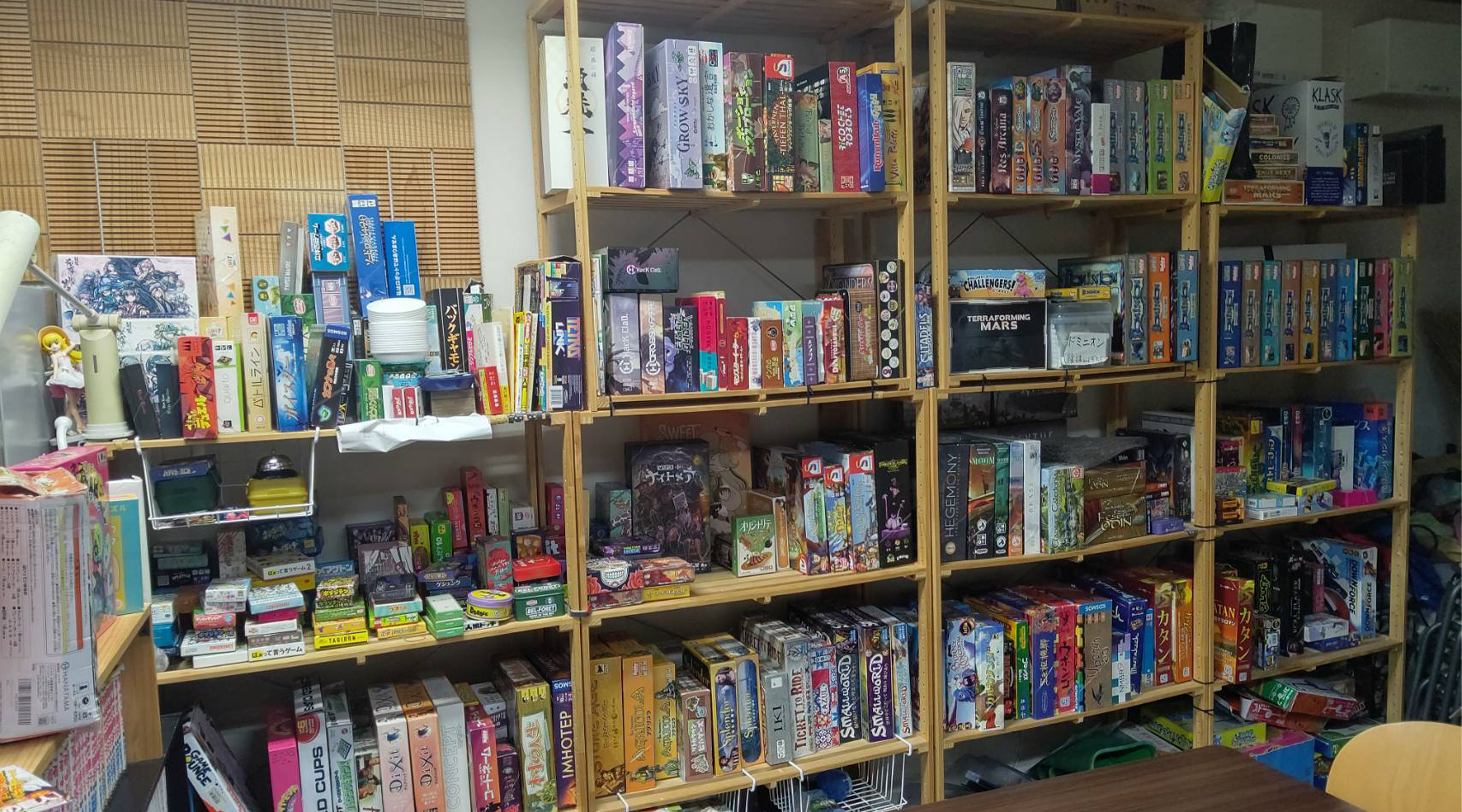 当店のボードゲーム棚です！300種類以上