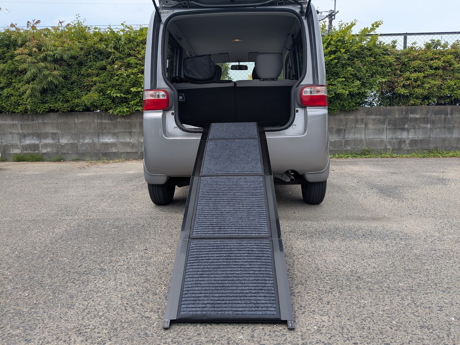 スロープ付きで高齢・大型ペットも安心乗車